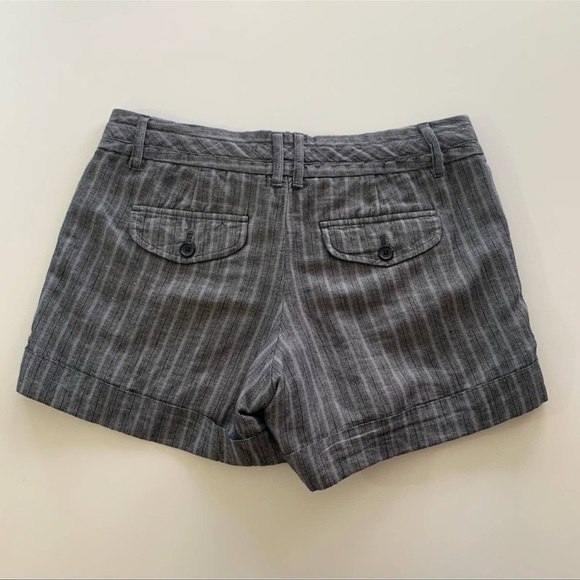 3. Banana Republic Low Rise Gray Striped Cuffed Shorts! Size 4P! - Picture 3 of 8